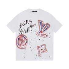 Playera Louis Vuitton – Lujo, Exclusividad y Presencia de Artista