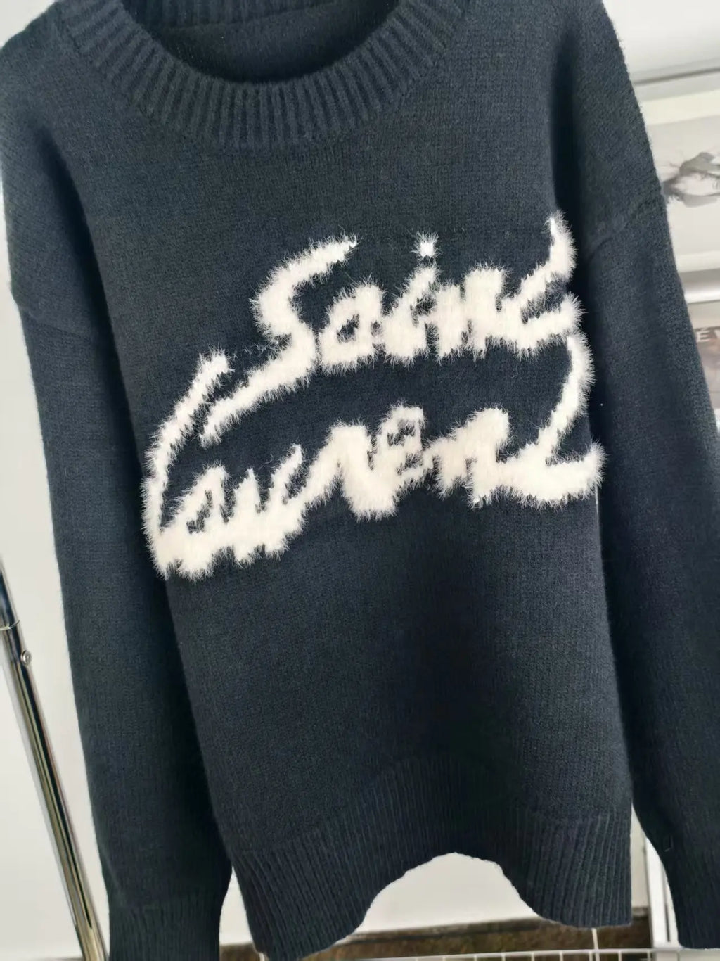 Sudadera Saint Laurent – Lujo, Elegancia y Estilo de Artista
