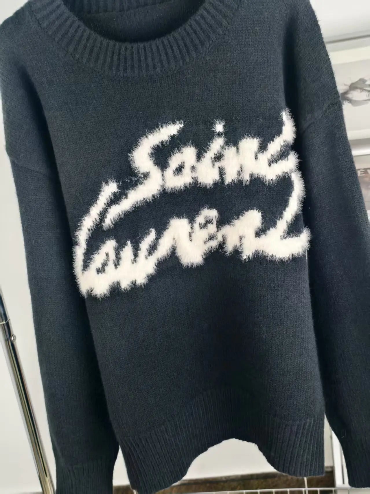 Sudadera Saint Laurent – Lujo, Elegancia y Estilo de Artista