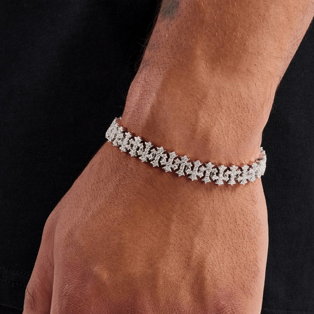 Pulso de Cruz Endiamantada – Elegancia, Lujo y Estilo de Artista