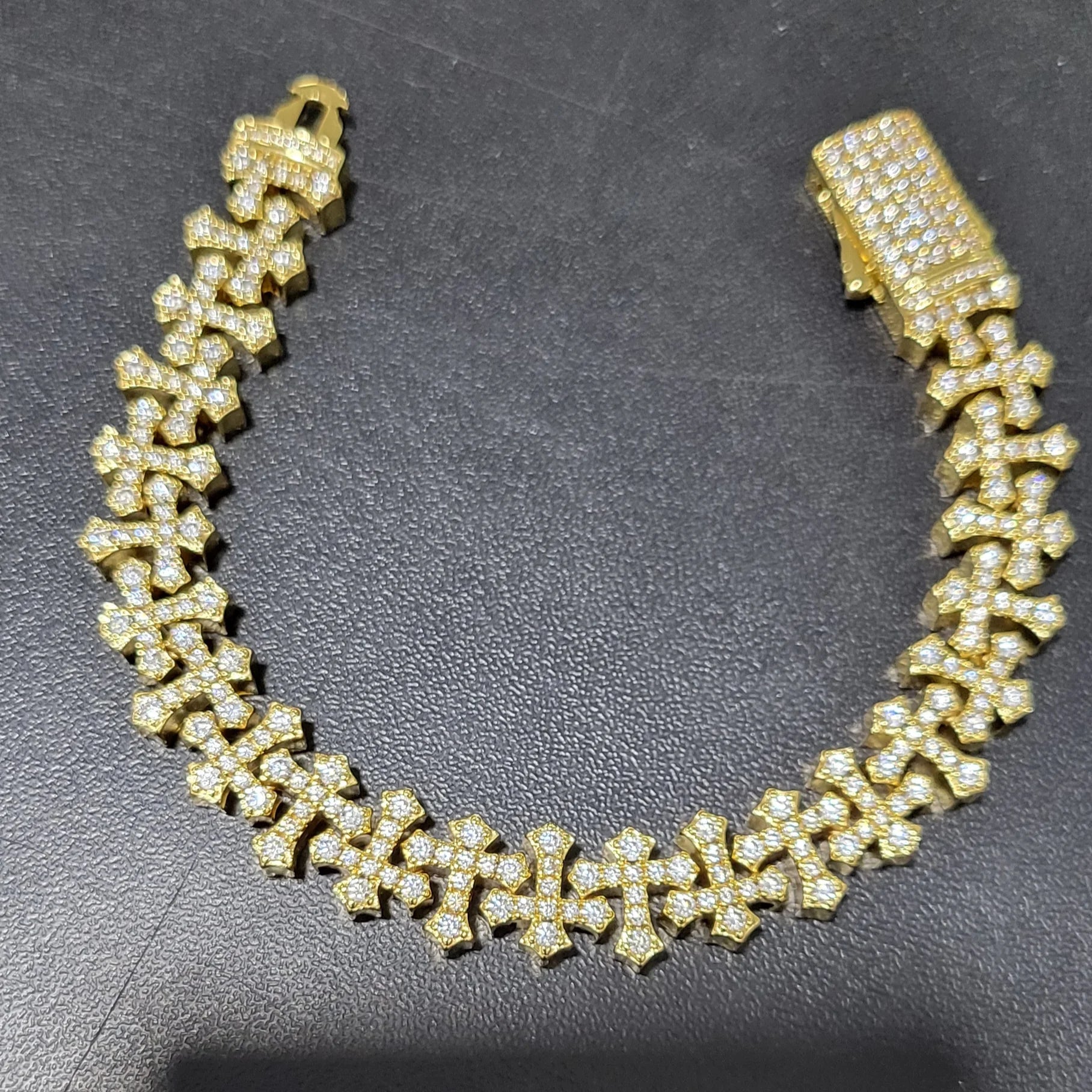 Pulso de Cruz Endiamantada – Elegancia, Lujo y Estilo de Artista
