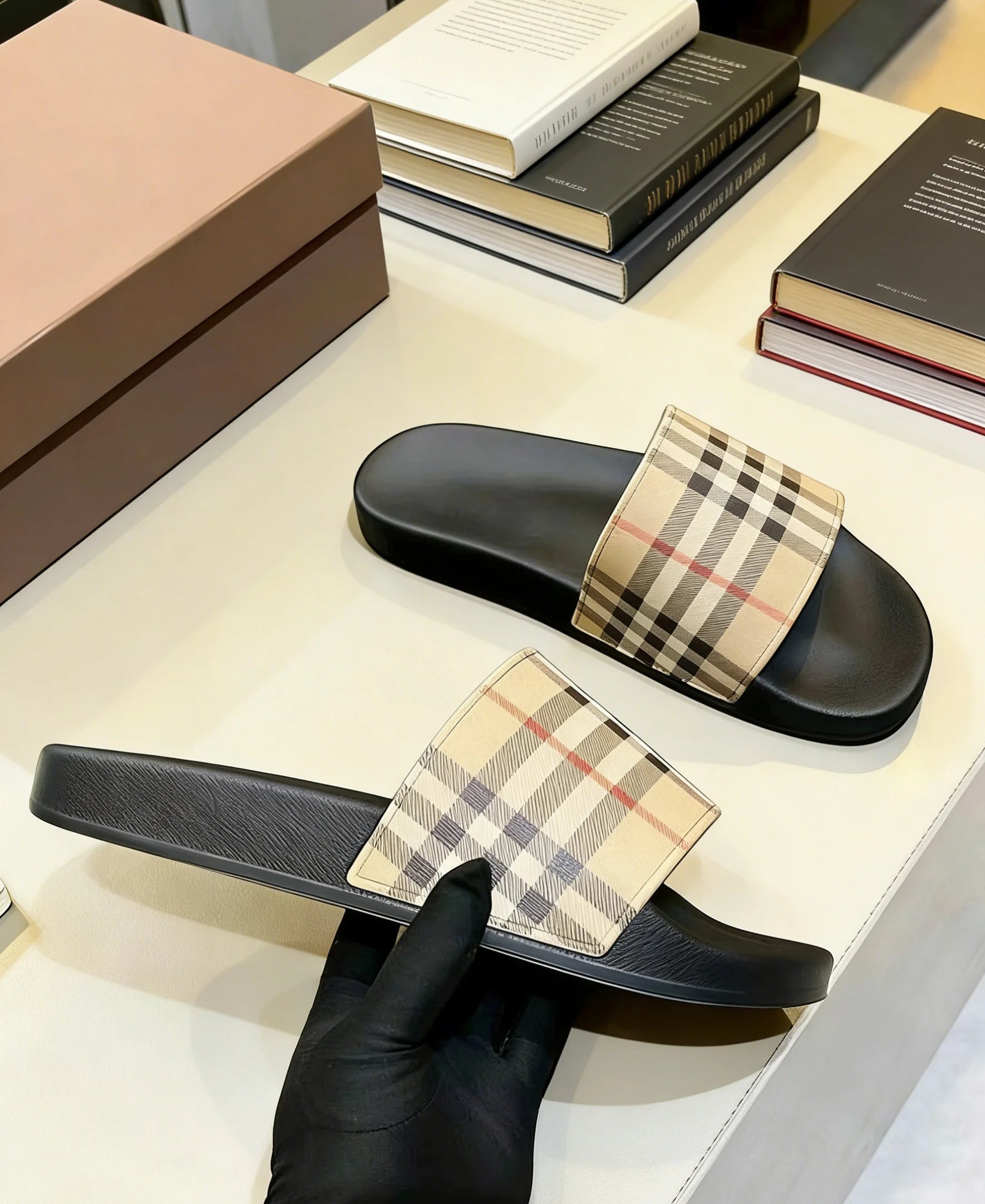 Chanclas Burberry – Comodidad, Lujo y Estilo de Artista