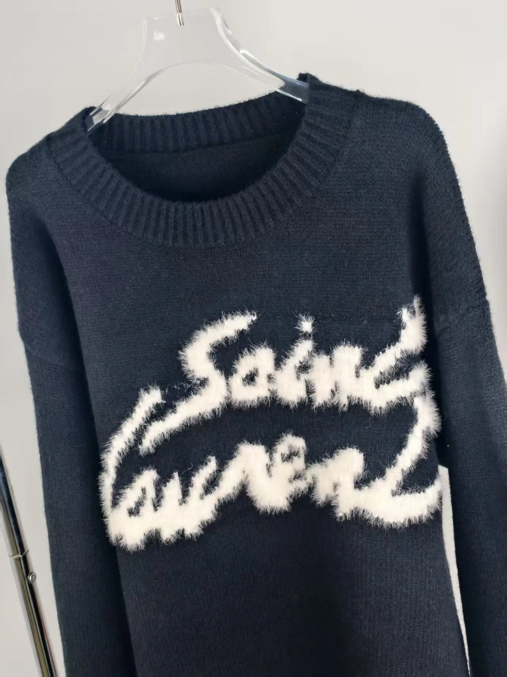 Sudadera Saint Laurent – Lujo, Elegancia y Estilo de Artista